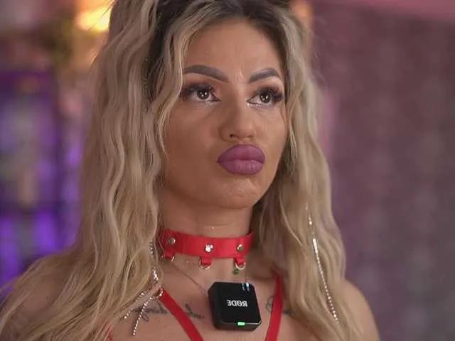 AlmaVelia on BongaCams 