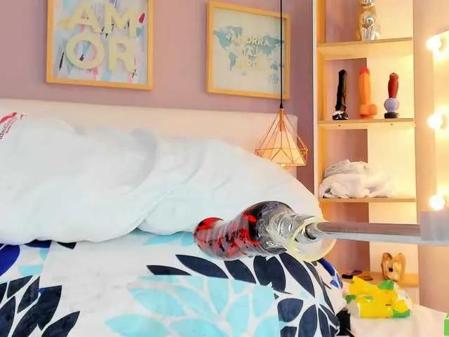 julyannaa — You can call me July, I like to eat chocolate ice cream, hamburgers, and walk a little. I am 25 years old, I feel happy to meet new guys and be able to play together. If you have any idea in mind, just tell me.