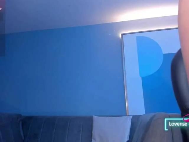 MaddisonLowe — I love it when they support me, that means they like my show and get horny with my body.