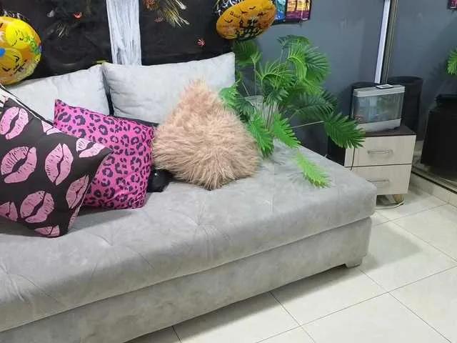 mafecosecret — Me gusta un hombre carioso y paciente, alguien que me diga todo lo que le gusta de m, que sea compasivo, y sobre todo que me regale un cosplay y que juguemos en  privado juntos.