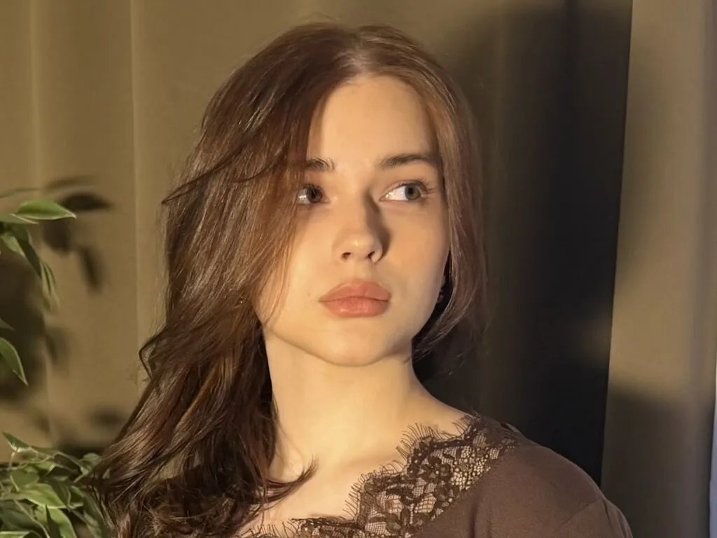 JamesLangel — Hello my dear 
I'm a soft, gentle girl who loves attention, kisses, and deep connection 
Let's spend beautiful moments together 