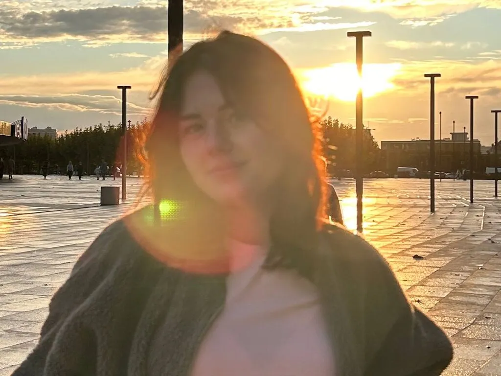LisbethSzoc — music, late-night talks, spontaneous adventures, meeting new people, learning new things, traveling, cozy evenings, deep conversations, movies, books, coffee, nature walks