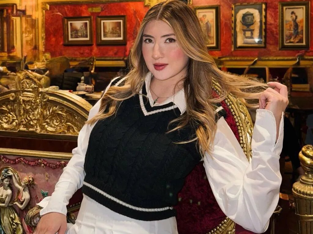 VeronicaStorm — I enjoy slow tension, deep eyes, and men who know how to read the moment without rushing it.