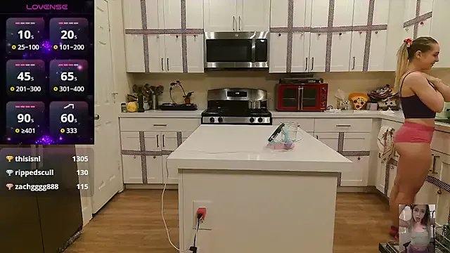 Blondiewithanass on StripChat