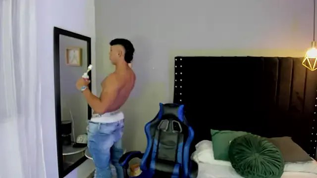 Bryan_robayo5 on StripChat