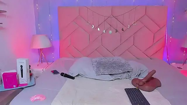 caroline__muller on StripChat