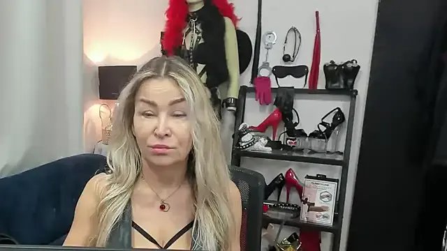 crystaLUX on StripChat