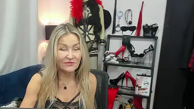 crystaLUX on StripChat