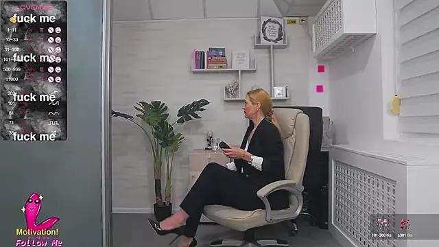 EllaMilf_ on StripChat 