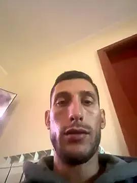 Gionnytav — Tolgo la maglietta e mi masturbo