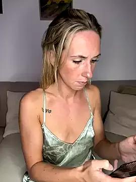 lola_tentatiion on StripChat 