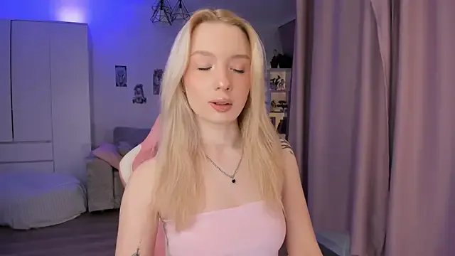 Tiffany_Paw on StripChat