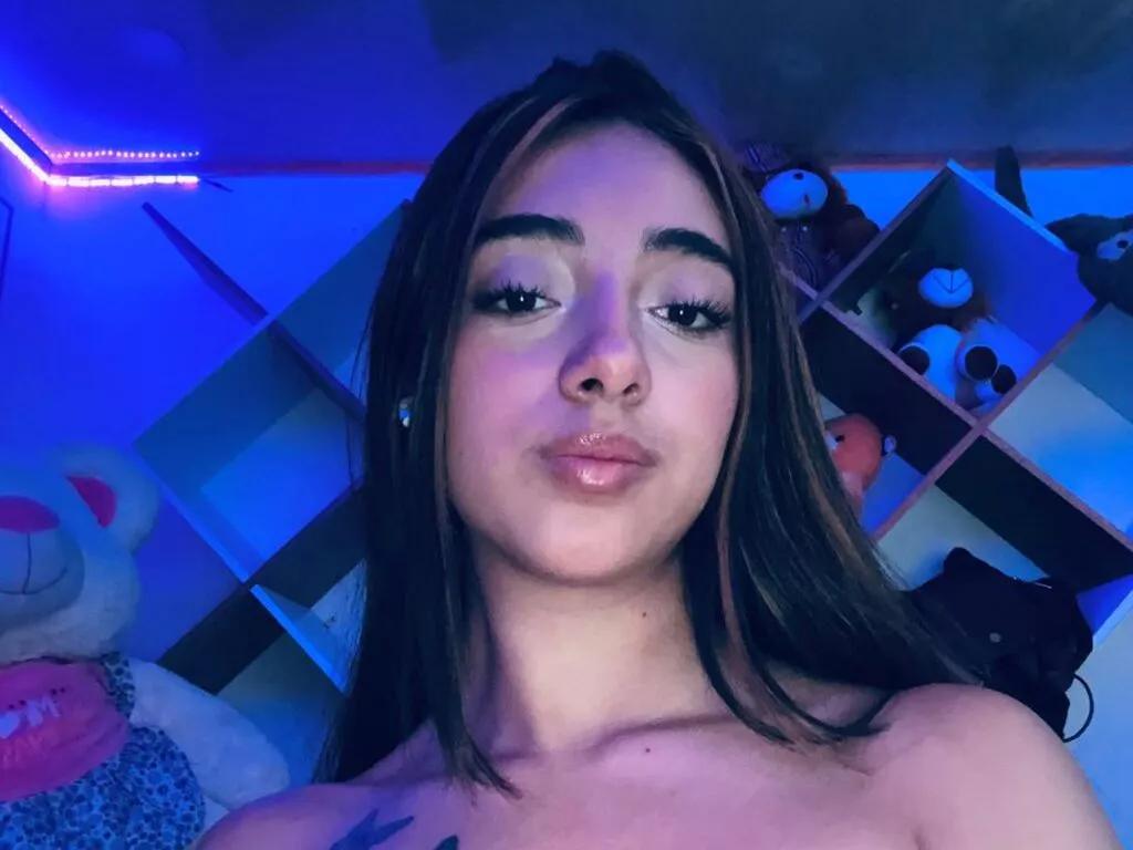 AriPhol from LiveJasmin