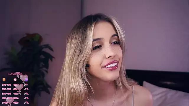 FannyHewson from StripChat