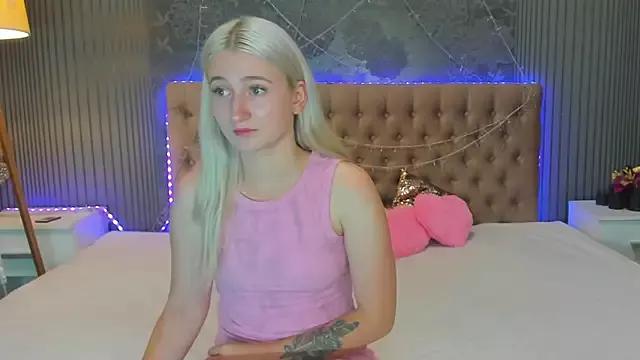 HollyTailors from StripChat