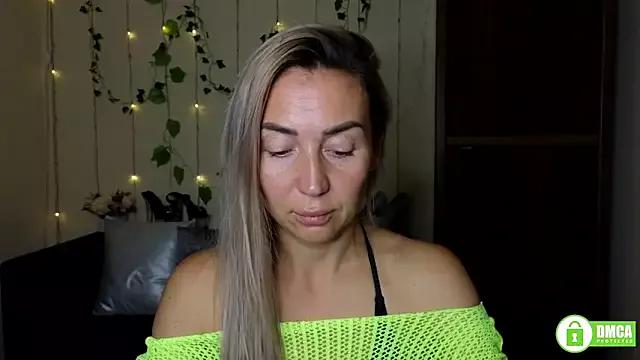 Kiss_julli88I from StripChat