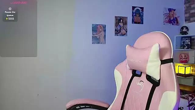 Naked Room Leakitten 