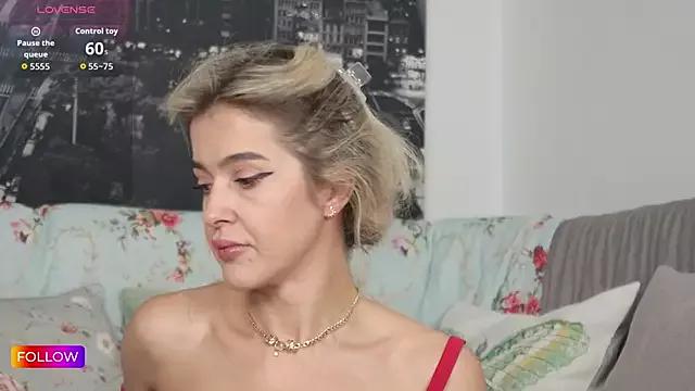 Sarah-Hart from StripChat