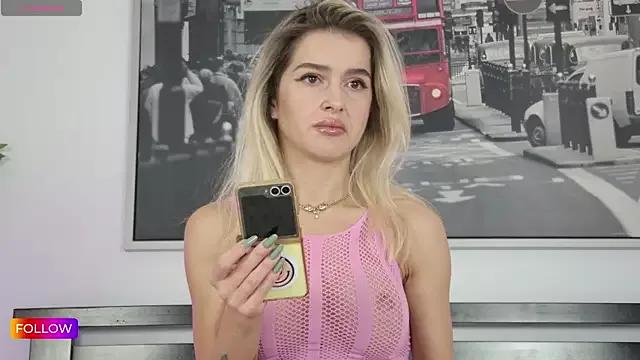 Sarah-Hart from StripChat