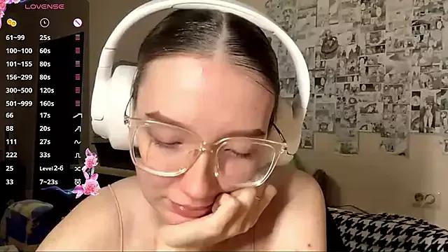 SkinnySunshinexxx from StripChat is Freechat