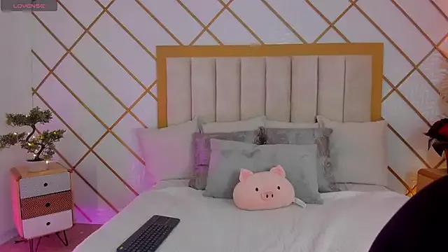 Naked Room TamyHoney 
